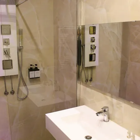 Blackwoody Contemporary - Centro Storico Via Toledo Guest house Naples